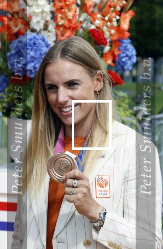 Den Haag 10 augustus 2021
De olympische sporters die een medaille hebben gewonnen op de olympische spelen van Tokyo worden geeerd door oa Mark Rutte en Minister Stef Blok. De huldiging vint plaats in het sportcentrum in het zuiderpark.
Aanwezig oa  Sifan Hassan Harrie Lavreysen  Kiran Badloe Annemiek v d Vleuten Niek Kimmann Shanne Braspennincx Abdi Nageeye Jeffrey Hoogland Gabriella Schloesser Steve Wijler Arno Kamminga Sharon v Rouwendaal Tom Dumoulin Anouk Vetter Femke Bol Nouchka Fontijn Merel Smulders Sanne v Dijke Maikel v d Vleuten Kirsten Wild Annemiek Bekkering Annette Duetz Emma Oosterwegel Marit Bouwmeester Anna v d Breggen Roy v d Berg , heren 4 roeien , dames 2 roeien, heren 4x 400m  en het nederlands dames hockeyteam .Ook chef de Mission Pieter v d Hoogenband is er natuurlijk bij .