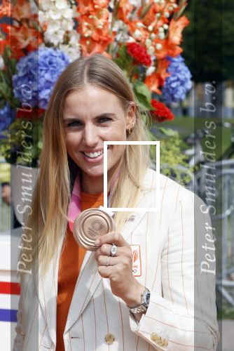 Den Haag 10 augustus 2021
De olympische sporters die een medaille hebben gewonnen op de olympische spelen van Tokyo worden geeerd door oa Mark Rutte en Minister Stef Blok. De huldiging vint plaats in het sportcentrum in het zuiderpark.
Aanwezig oa  Sifan Hassan Harrie Lavreysen  Kiran Badloe Annemiek v d Vleuten Niek Kimmann Shanne Braspennincx Abdi Nageeye Jeffrey Hoogland Gabriella Schloesser Steve Wijler Arno Kamminga Sharon v Rouwendaal Tom Dumoulin Anouk Vetter Femke Bol Nouchka Fontijn Merel Smulders Sanne v Dijke Maikel v d Vleuten Kirsten Wild Annemiek Bekkering Annette Duetz Emma Oosterwegel Marit Bouwmeester Anna v d Breggen Roy v d Berg , heren 4 roeien , dames 2 roeien, heren 4x 400m  en het nederlands dames hockeyteam .Ook chef de Mission Pieter v d Hoogenband is er natuurlijk bij .