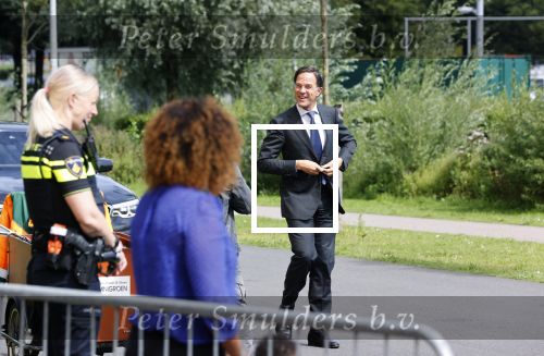 Den Haag 10 augustus 2021
De olympische sporters die een medaille hebben gewonnen op de olympische spelen van Tokyo worden geeerd door oa Mark Rutte en Minister Stef Blok. De huldiging vint plaats in het sportcentrum in het zuiderpark.
Aanwezig oa  Sifan Hassan Harrie Lavreysen  Kiran Badloe Annemiek v d Vleuten Niek Kimmann Shanne Braspennincx Abdi Nageeye Jeffrey Hoogland Gabriella Schloesser Steve Wijler Arno Kamminga Sharon v Rouwendaal Tom Dumoulin Anouk Vetter Femke Bol Nouchka Fontijn Merel Smulders Sanne v Dijke Maikel v d Vleuten Kirsten Wild Annemiek Bekkering Annette Duetz Emma Oosterwegel Marit Bouwmeester Anna v d Breggen Roy v d Berg , heren 4 roeien , dames 2 roeien, heren 4x 400m  en het nederlands dames hockeyteam .Ook chef de Mission Pieter v d Hoogenband is er natuurlijk bij .