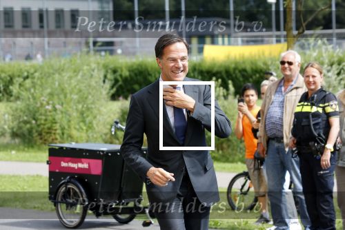 Den Haag 10 augustus 2021
De olympische sporters die een medaille hebben gewonnen op de olympische spelen van Tokyo worden geeerd door oa Mark Rutte en Minister Stef Blok. De huldiging vint plaats in het sportcentrum in het zuiderpark.
Aanwezig oa  Sifan Hassan Harrie Lavreysen  Kiran Badloe Annemiek v d Vleuten Niek Kimmann Shanne Braspennincx Abdi Nageeye Jeffrey Hoogland Gabriella Schloesser Steve Wijler Arno Kamminga Sharon v Rouwendaal Tom Dumoulin Anouk Vetter Femke Bol Nouchka Fontijn Merel Smulders Sanne v Dijke Maikel v d Vleuten Kirsten Wild Annemiek Bekkering Annette Duetz Emma Oosterwegel Marit Bouwmeester Anna v d Breggen Roy v d Berg , heren 4 roeien , dames 2 roeien, heren 4x 400m  en het nederlands dames hockeyteam .Ook chef de Mission Pieter v d Hoogenband is er natuurlijk bij .