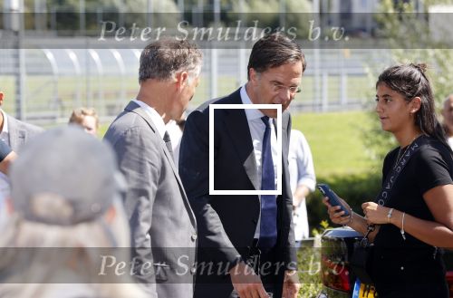 Den Haag 10 augustus 2021
De olympische sporters die een medaille hebben gewonnen op de olympische spelen van Tokyo worden geeerd door oa Mark Rutte en Minister Stef Blok. De huldiging vint plaats in het sportcentrum in het zuiderpark.
Aanwezig oa  Sifan Hassan Harrie Lavreysen  Kiran Badloe Annemiek v d Vleuten Niek Kimmann Shanne Braspennincx Abdi Nageeye Jeffrey Hoogland Gabriella Schloesser Steve Wijler Arno Kamminga Sharon v Rouwendaal Tom Dumoulin Anouk Vetter Femke Bol Nouchka Fontijn Merel Smulders Sanne v Dijke Maikel v d Vleuten Kirsten Wild Annemiek Bekkering Annette Duetz Emma Oosterwegel Marit Bouwmeester Anna v d Breggen Roy v d Berg , heren 4 roeien , dames 2 roeien, heren 4x 400m  en het nederlands dames hockeyteam .Ook chef de Mission Pieter v d Hoogenband is er natuurlijk bij .