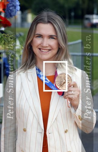 Den Haag 10 augustus 2021
De olympische sporters die een medaille hebben gewonnen op de olympische spelen van Tokyo worden geeerd door oa Mark Rutte en Minister Stef Blok. De huldiging vint plaats in het sportcentrum in het zuiderpark.
Aanwezig oa  Sifan Hassan Harrie Lavreysen  Kiran Badloe Annemiek v d Vleuten Niek Kimmann Shanne Braspennincx Abdi Nageeye Jeffrey Hoogland Gabriella Schloesser Steve Wijler Arno Kamminga Sharon v Rouwendaal Tom Dumoulin Anouk Vetter Femke Bol Nouchka Fontijn Merel Smulders Sanne v Dijke Maikel v d Vleuten Kirsten Wild Annemiek Bekkering Annette Duetz Emma Oosterwegel Marit Bouwmeester Anna v d Breggen Roy v d Berg , heren 4 roeien , dames 2 roeien, heren 4x 400m  en het nederlands dames hockeyteam .Ook chef de Mission Pieter v d Hoogenband is er natuurlijk bij . Merel Smulders