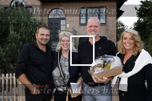 Noordwijk 4 september 2021
Martien Meiland viert zijn 60e verjaardag in de tuin van zijn nieuwe huis/villa. Aanwezig oa Erica Meiland Maxime Meiland (zwanger) met partner Leroy Molkenboer en Montana Meiland met partner Dirk .
Links de Klusjesman met partner en de neiwue eigenaren van het oude huis van Martien