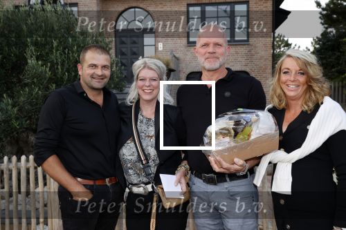 Noordwijk 4 september 2021
Martien Meiland viert zijn 60e verjaardag in de tuin van zijn nieuwe huis/villa. Aanwezig oa Erica Meiland Maxime Meiland (zwanger) met partner Leroy Molkenboer en Montana Meiland met partner Dirk .
Links de Klusjesman met partner en de neiwue eigenaren van het oude huis van Martien