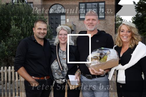 Noordwijk 4 september 2021
Martien Meiland viert zijn 60e verjaardag in de tuin van zijn nieuwe huis/villa. Aanwezig oa Erica Meiland Maxime Meiland (zwanger) met partner Leroy Molkenboer en Montana Meiland met partner Dirk .
Links de Klusjesman met partner en de neiwue eigenaren van het oude huis van Martien