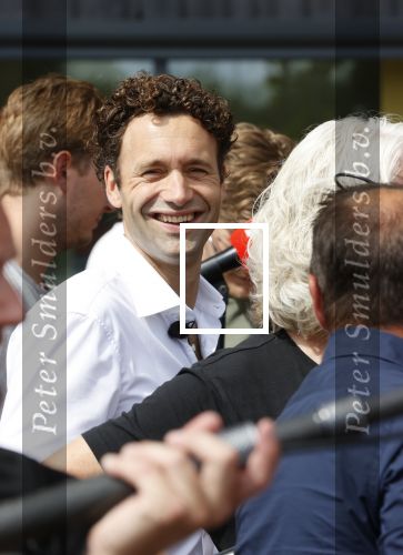 Den Haag 10 augustus 2021
De olympische sporters die een medaille hebben gewonnen op de olympische spelen van Tokyo worden geeerd door oa Mark Rutte en Minister Stef Blok. De huldiging vint plaats in het sportcentrum in het zuiderpark.
Aanwezig oa  Sifan Hassan Harrie Lavreysen  Kiran Badloe Annemiek v d Vleuten Niek Kimmann Shanne Braspennincx Abdi Nageeye Jeffrey Hoogland Gabriella Schloesser Steve Wijler Arno Kamminga Sharon v Rouwendaal Tom Dumoulin Anouk Vetter Femke Bol Nouchka Fontijn Merel Smulders Sanne v Dijke Maikel v d Vleuten Kirsten Wild Annemiek Bekkering Annette Duetz Emma Oosterwegel Marit Bouwmeester Anna v d Breggen Roy v d Berg , heren 4 roeien , dames 2 roeien, heren 4x 400m  en het nederlands dames hockeyteam .Ook chef de Mission Pieter v d Hoogenband is er natuurlijk bij . Pepijn Crone