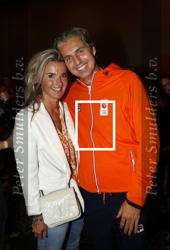 Schiphol 9 augustus 2021
Pieter v d Hoogenband met zijn vrouw Marie Jose bij aankomst op schiphol.