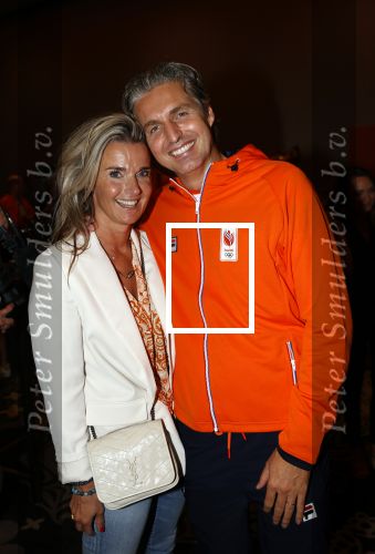 Schiphol 9 augustus 2021
Pieter v d Hoogenband met zijn vrouw Marie Jose bij aankomst op schiphol.