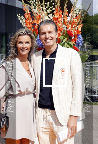 Den Haag 10 augustus 2021
De olympische sporters die een medaille hebben gewonnen op de olympische spelen van Tokyo worden geeerd door oa Mark Rutte en Minister Stef Blok. De huldiging vint plaats in het sportcentrum in het zuiderpark.
Aanwezig oa  Sifan Hassan Harrie Lavreysen  Kiran Badloe Annemiek v d Vleuten Niek Kimmann Shanne Braspennincx Abdi Nageeye Jeffrey Hoogland Gabriella Schloesser Steve Wijler Arno Kamminga Sharon v Rouwendaal Tom Dumoulin Anouk Vetter Femke Bol Nouchka Fontijn Merel Smulders Sanne v Dijke Maikel v d Vleuten Kirsten Wild Annemiek Bekkering Annette Duetz Emma Oosterwegel Marit Bouwmeester Anna v d Breggen Roy v d Berg , heren 4 roeien , dames 2 roeien, heren 4x 400m  en het nederlands dames hockeyteam .Ook chef de Mission Pieter v d Hoogenband is er natuurlijk bij . Pieter met zijn vrouw Marie Jose