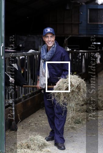 Hieslum 27 augustus 2021
Rogier Smit op een boerderij in Friesland . Ook zijn hond Brownie is natuurlijk mee.