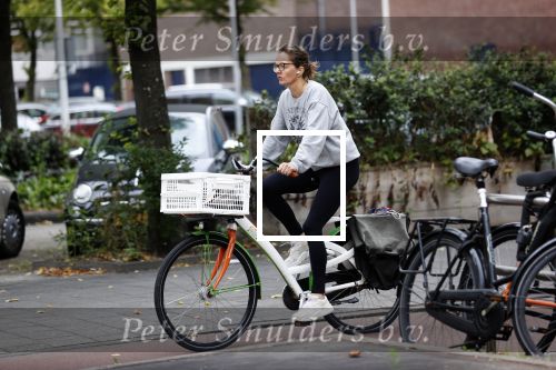 Amsterdam 29 augustus 2021
Sanne Wallis de Vries op de fiets in Amsterdam.