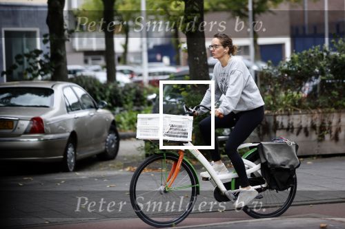 Amsterdam 29 augustus 2021
Sanne Wallis de Vries op de fiets in Amsterdam.