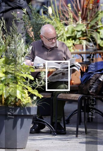Amstetrdam 23 augustus 2021
Serge Henri Valcke leest krantje op terras in Amsterdam zuid