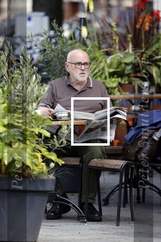 Amstetrdam 23 augustus 2021
Serge Henri Valcke leest krantje op terras in Amsterdam zuid