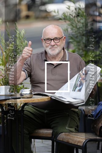Amstetrdam 23 augustus 2021
Serge Henri Valcke leest krantje op terras in Amsterdam zuid