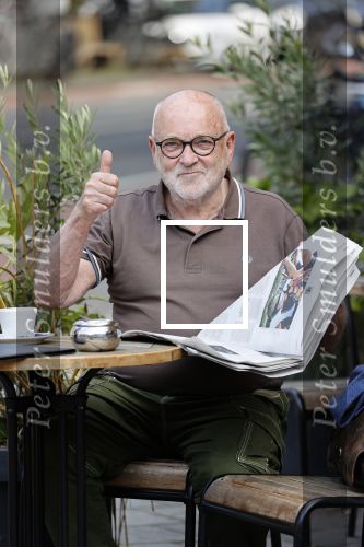 Amstetrdam 23 augustus 2021
Serge Henri Valcke leest krantje op terras in Amsterdam zuid