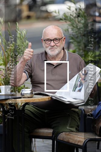Amstetrdam 23 augustus 2021
Serge Henri Valcke leest krantje op terras in Amsterdam zuid