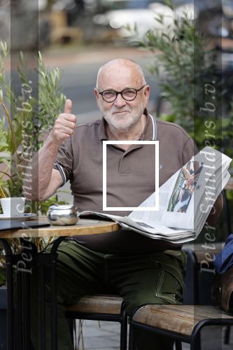 Amstetrdam 23 augustus 2021
Serge Henri Valcke leest krantje op terras in Amsterdam zuid