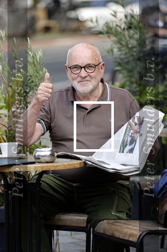 Amstetrdam 23 augustus 2021
Serge Henri Valcke leest krantje op terras in Amsterdam zuid