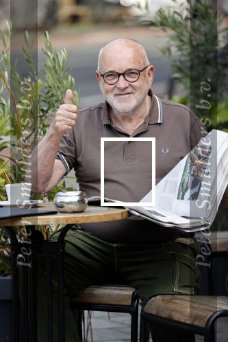 Amstetrdam 23 augustus 2021
Serge Henri Valcke leest krantje op terras in Amsterdam zuid