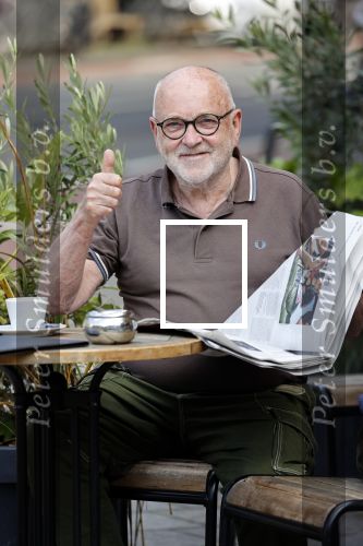 Amstetrdam 23 augustus 2021
Serge Henri Valcke leest krantje op terras in Amsterdam zuid