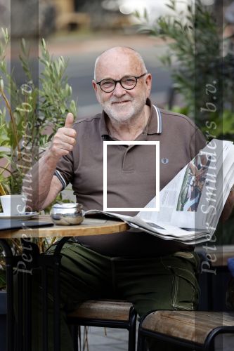 Amstetrdam 23 augustus 2021
Serge Henri Valcke leest krantje op terras in Amsterdam zuid