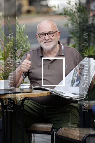 Amstetrdam 23 augustus 2021
Serge Henri Valcke leest krantje op terras in Amsterdam zuid