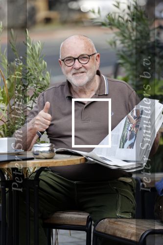 Amstetrdam 23 augustus 2021
Serge Henri Valcke leest krantje op terras in Amsterdam zuid