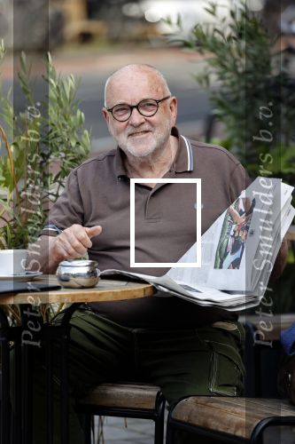Amstetrdam 23 augustus 2021
Serge Henri Valcke leest krantje op terras in Amsterdam zuid