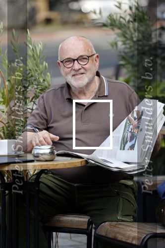 Amstetrdam 23 augustus 2021
Serge Henri Valcke leest krantje op terras in Amsterdam zuid