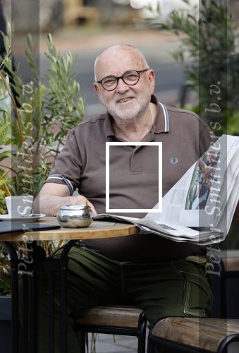 Amstetrdam 23 augustus 2021
Serge Henri Valcke leest krantje op terras in Amsterdam zuid
