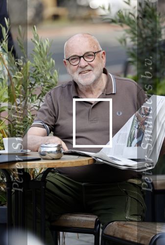 Amstetrdam 23 augustus 2021
Serge Henri Valcke leest krantje op terras in Amsterdam zuid