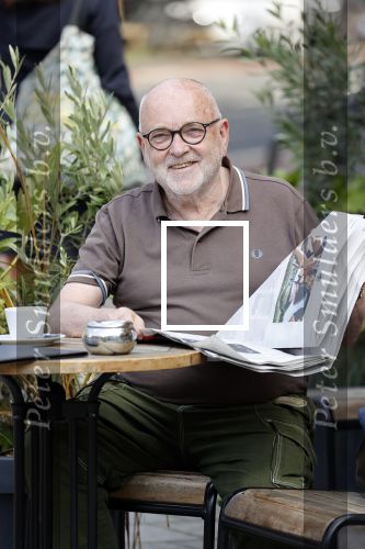 Amstetrdam 23 augustus 2021
Serge Henri Valcke leest krantje op terras in Amsterdam zuid