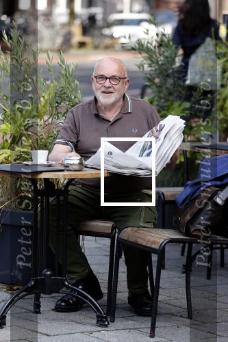 Amstetrdam 23 augustus 2021
Serge Henri Valcke leest krantje op terras in Amsterdam zuid