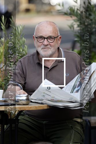 Amstetrdam 23 augustus 2021
Serge Henri Valcke leest krantje op terras in Amsterdam zuid