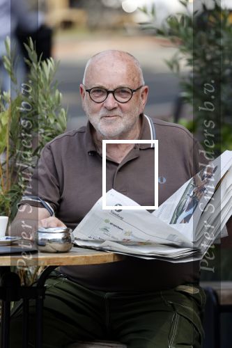 Amstetrdam 23 augustus 2021
Serge Henri Valcke leest krantje op terras in Amsterdam zuid