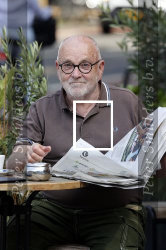 Amstetrdam 23 augustus 2021
Serge Henri Valcke leest krantje op terras in Amsterdam zuid