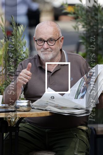 Amstetrdam 23 augustus 2021
Serge Henri Valcke leest krantje op terras in Amsterdam zuid