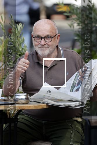 Amstetrdam 23 augustus 2021
Serge Henri Valcke leest krantje op terras in Amsterdam zuid