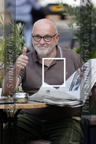 Amstetrdam 23 augustus 2021
Serge Henri Valcke leest krantje op terras in Amsterdam zuid