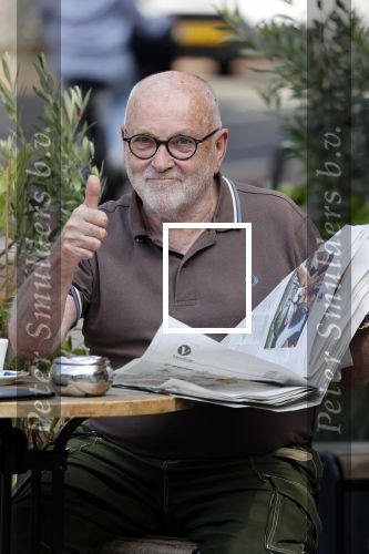 Amstetrdam 23 augustus 2021
Serge Henri Valcke leest krantje op terras in Amsterdam zuid