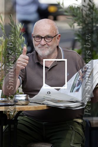 Amstetrdam 23 augustus 2021
Serge Henri Valcke leest krantje op terras in Amsterdam zuid