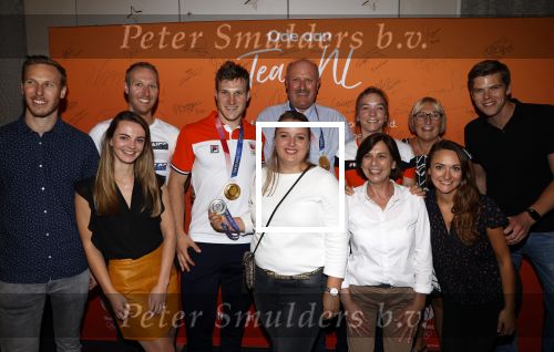 Schiphol 9 augustus 2021
Aankomst olympische sporters op schiphol in hotel Hilton. Shanne Braspennincx met vriend Jeffrey Hoogland en familie