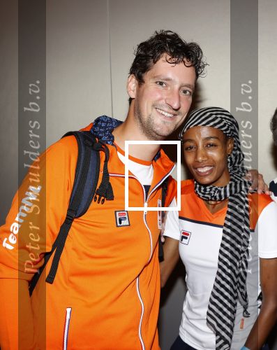 Schiphol 9 augustus 2021
Aankomst olympische sporters op schiphol in hotel Hilton. Sifan hassan met manager en een fan