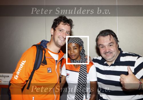 Schiphol 9 augustus 2021
Aankomst olympische sporters op schiphol in hotel Hilton. Sifan hassan met manager en een fan