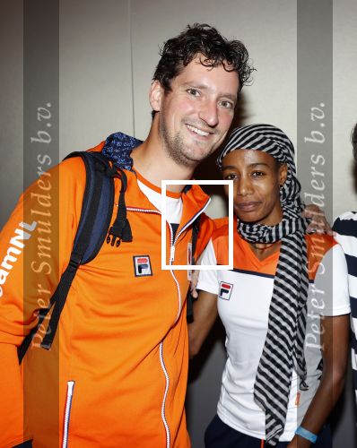 Schiphol 9 augustus 2021
Aankomst olympische sporters op schiphol in hotel Hilton. Sifan hassan met manager en een fan