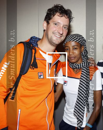 Schiphol 9 augustus 2021
Aankomst olympische sporters op schiphol in hotel Hilton. Sifan hassan met manager en een fan