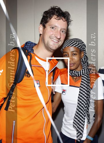 Schiphol 9 augustus 2021
Aankomst olympische sporters op schiphol in hotel Hilton. Sifan hassan met manager en een fan