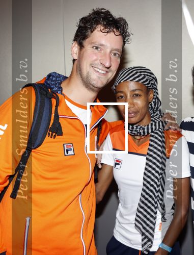 Schiphol 9 augustus 2021
Aankomst olympische sporters op schiphol in hotel Hilton. Sifan hassan met manager en een fan