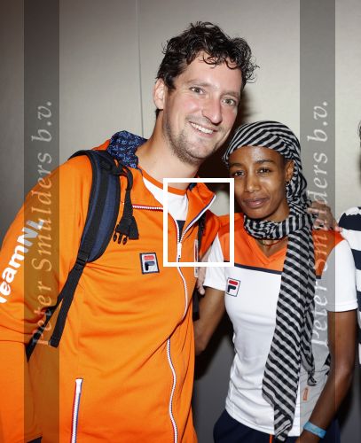 Schiphol 9 augustus 2021
Aankomst olympische sporters op schiphol in hotel Hilton. Sifan hassan met manager en een fan